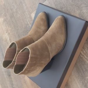 Johnston and Murphy leather booties size 8